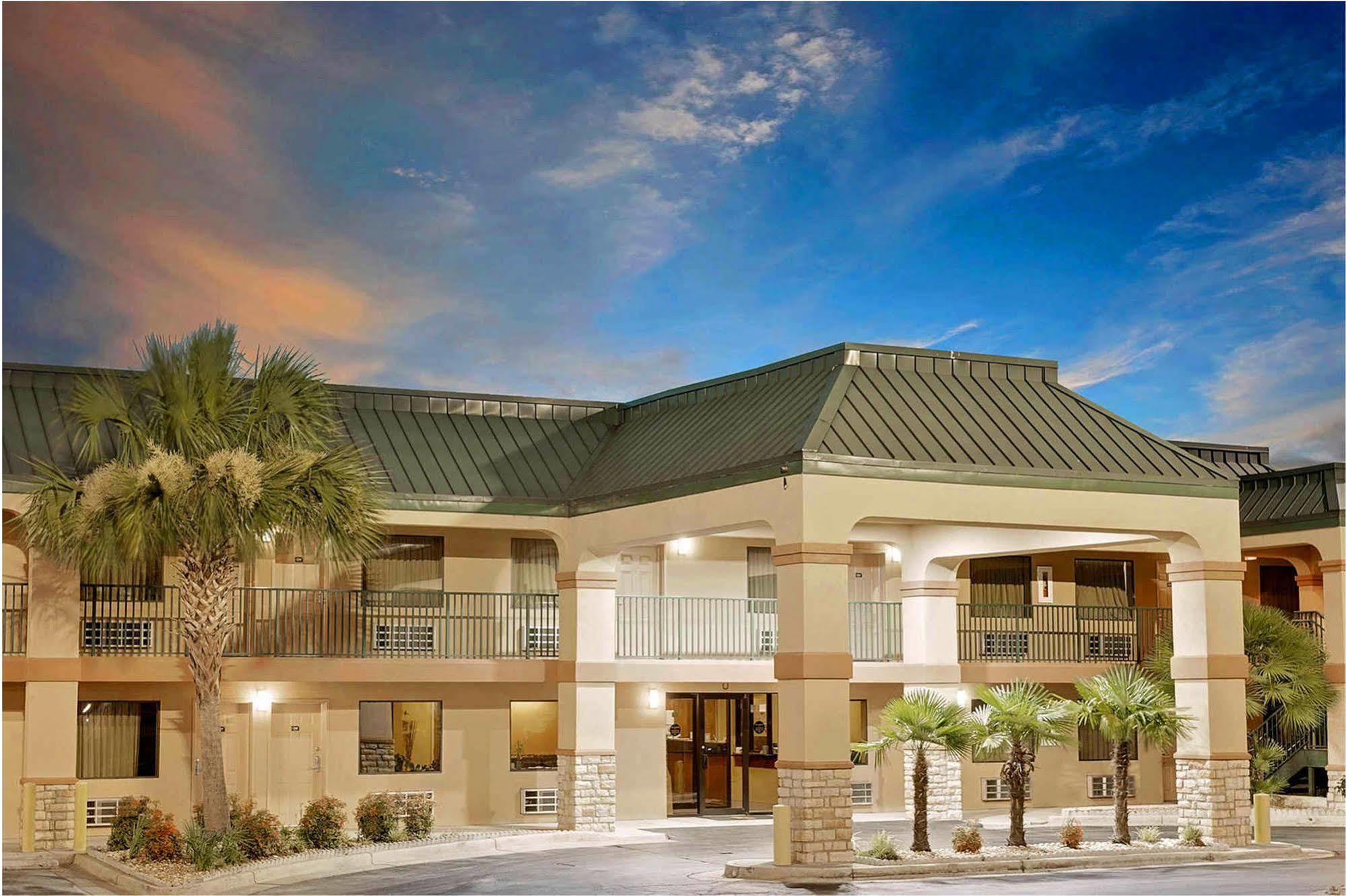 Super 8 By Wyndham Byron/South Macon Hotell Eksteriør bilde